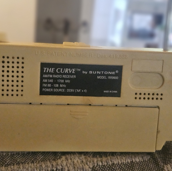 VINTAGE SUNTONE RADIO. "THE CURVE" WORKS WELL DEPENDING ON WHERE IT LIVES. CUTE - Picture 4 of 7